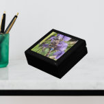 Boîte À Souvenirs Bleu-Oyé Denton sur Flower<br><div class="desc">Pour les amateurs de libellules et de nature ! Boîte cadeau en bois avec entrée en carreaux pour petites bijoux et bijoux qui présente l'image photo d'une libellule colorée Bleu-Eyed Darner reposant sur des fleurs Aconites violettes. Sélectionnez le style et la taille de votre boîte cadeau.</div>