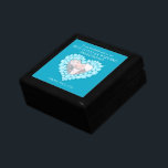 Boîte À Souvenirs Blue topaz 4e anniversaire mariage boîte photo fem<br><div class="desc">Boîte cadeau topaze bleu graphique effet de coeur garde saké trinket boîte. Parfait pour présenter un cadeau spécial supplémentaire pour votre femme lors d'un 4ème anniversaire de mariage topaz bleu ou autre occasion spéciale. Personnalisé avec vos propres mots photo et dates de mariage. Conçu par Sarah Trett pour www.mylittleeden.com</div>