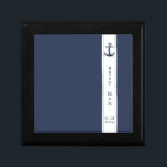 Boîte À Souvenirs Blue Wave Mariage Wht/Navy Best Man ID836<br><div class="desc">Cette élégante suite de mariage présente un style nautique classique et un style épuré et minimaliste. Des vagues stylistiques dans les teintes allant de l'aqua au bleu marine et une illustration d'hippocampe apportent des accents uniques. Un arrière - plan bleu marine et une bande verticale blanche avec une fine tuyauterie...</div>