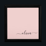 Boîte À Souvenirs Blush Dusty rose moderne Script Girl Monogramme No<br><div class="desc">Blush Dusty Pink Simple script Monogramme Nom Bijoux Keepsaké Box. Cela fait le cadeau parfait de remise de diplômes,  anniversaire,  mariage,  douche nuptiale,  anniversaire,  baby shower ou bachelorette pour quelqu'un qui aime le luxe glam et les styles chic.</div>