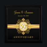 Boîte À Souvenirs Boîte à cadeaux Gold Black Keepsaké 50e anniversai<br><div class="desc">Magnifique emblème de style victorien vintage en filigre d'or aux accents de bijoux sur arrière - plan noir. Il vous suffit de customiser les noms ou d'utiliser des initiales monographiques, et de mariage pour le couple spécial Anniversaire d'Or sur votre liste de cadeaux. Peut être facilement customisé pour d'autres fêtes...</div>