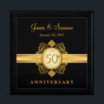 Boîte À Souvenirs Boîte à cadeaux Gold Black Keepsaké 50e anniversai<br><div class="desc">Magnifique emblème de style victorien vintage en filigre d'or aux accents de bijoux sur arrière - plan noir. Il vous suffit de customiser les noms ou d'utiliser des initiales monographiques, et de mariage pour le couple spécial Anniversaire d'Or sur votre liste de cadeaux. Peut être facilement customisé pour d'autres fêtes...</div>