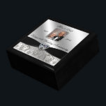 Boîte À Souvenirs Boîte à cadeaux photo pour le 60e anniversaire de<br><div class="desc">Un design d'images Digitalbcon avec un Ruban de Satin Noir, un Cadre Flourish de Diamond et Platinum avec une variété d'images, de formes, de motifs, de styles et de polices personnalisés dans cette boîte à cadeaux photo unique "Anniversaire de Mariage Diamant". Ce design élégant et attrayant est accompagné d'une image...</div>