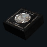 Boîte À Souvenirs Boîte à cadeaux pour l'anniversaire du diamant<br><div class="desc">Un design d'images Digitalbcon avec un thème de couleur argentée platine avec une variété d'images, de formes, de motifs, de styles et de polices personnalisés dans cette boîte-cadeau unique "Anniversaire des Mariages Diamants". Ce design attrayant et élégant fait le cadeau parfait pour ce couple parfait pour atteindre cet anniversaire !...</div>