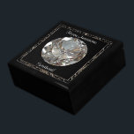 Boîte À Souvenirs Boîte à cadeaux pour l'anniversaire du diamant<br><div class="desc">Un design d'images Digitalbcon avec un thème de couleur argentée platine avec une variété d'images, de formes, de motifs, de styles et de polices personnalisés dans cette boîte-cadeau unique "Anniversaire des Mariages Diamants". Ce design attrayant et élégant fait le cadeau parfait pour ce couple parfait pour atteindre cet anniversaire !...</div>