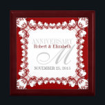 Boîte À Souvenirs Boîte à cadeaux Red White Carré dentelle Mariage A<br><div class="desc">Dentelle d'art fractal unique et élégant en rouge et blanc - Exquise et élégante coutume mariage, anniversaire ou fiançailles présent. Personnalisez avec des noms, date d'anniversaire et monogramme ou numéros - fait dans une merveilleuse boîte cadeau en bois pour garder des bijoux, des bijoux pour vos soldes spéciaux. Fait un...</div>