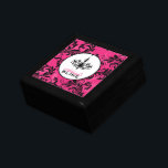 Boîte À Souvenirs Boîte à miniature pour lustre blanc rose<br><div class="desc">Cette boîte de rangement personnalisée, moderne et tendance rose chaud, noir et blanc de lustre de salle de bal dispose d'un motif arrière - plan de rouleaux rose et noir orné qui serait un cadeau idéal pour vos plagistes mariages pour stocker leurs bijoux ou leurs souvenirs. Customisez le texte pour...</div>