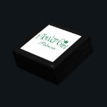Boîte À Souvenirs Boîte à Trinette Fille Shamrock Verte, Blanc<br><div class="desc">Cette boîte à bijoux personnalisée en vert émeraude et blanc Flower Girl a un shamrock à quatre feuilles, avec un endroit à customiser avec un nom, des initiales ou d'autres textes. Si vous avez des demandes de modification ou avez besoin d'aide pour customiser ce texte, envoyez un courriel à niteowlstudio@gmail.com....</div>
