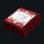 Boîte À Souvenirs Boîte-cadeau de l'anniversaire de la dentelle roug<br><div class="desc">Dentelle d'art fractal unique et stylisée en rouge et blanc - Exquise et élégante coutume de mariage, anniversaire ou fiançailles présent. Personnalisez-vous avec les noms, la date d'anniversaire et le monogramme ou les numéros - fait en une magnifique boîte cadeau en bois pour garder des bijoux, des babioles pour vos...</div>