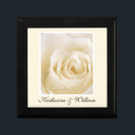 Boîte À Souvenirs Boîte-cadeau de souvenir de date de mariage de<br><div class="desc">Rose blanc élégant et romantique -- personnalisé épousant la boîte-cadeau de souvenir. Ajoutez juste les noms et la date de mariage des jeunes mariés pour créer un cadeau unique et un-de-un-aimable pour les couples spéciaux de mariage. Fait également un grand cadeau pour la Mère-de-le-Jeune mariée et le Mère-de-le-Marié, demoiselles d'honneur,...</div>