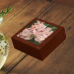 Boîte À Souvenirs Boite cadeau Iris Floral à poils rose vif<br><div class="desc">Magasinez des bijoux,  des bijoux et d'autres petits commerces dans cette boîte cadeau en bois avec carreaux en céramique qui présente l'image d'une fleur d'Iris rose rousse,  barbu,  aux accents violets. Un joli design floral ! Sélectionnez la taille et la couleur de votre boîte cadeau.</div>