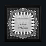 Boîte À Souvenirs Boîte cadeau Mariage d'anniversaire Black Silver L<br><div class="desc">Dentelle unique et élégant design inspiré en noir blanc et gris argenté - Exquis et élégante coutume mariage, anniversaire ou fiançailles présent. Personnalisez avec des noms, date d'anniversaire et monogramme ou numéros - fait dans une merveilleuse boîte cadeau en bois pour garder des bijoux, des bijoux pour vos soldes spéciaux....</div>