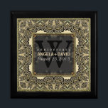 Boîte À Souvenirs Boîte cadeau Mariage d'anniversaire de l'or noir b<br><div class="desc">Design d'inspiration baroque Damask avec texte personnalisable et monogramme. Une dentelle noire très design et dorée. Un mariage élégant et personnalisé, un anniversaire ou un fiançailles présent. Personnalisez avec des noms, date d'anniversaire et monogramme ou numéros - fait dans une merveilleuse boîte cadeau en bois pour garder des bijoux, des...</div>