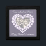 Boîte À Souvenirs Boîte cadeau mariage en diamant de coeur<br><div class="desc">Joli effet graphique diamant garde trinket boîte cadeau. Parfait pour présenter un cadeau spécial supplémentaire pour votre femme lors d'un anniversaire spécial de 60 ans de mariage de diamant ou d'autres occasions spéciales. La boîte cadeau dit : "À ma merveilleuse femme Patricia. Happy Diamond Anniversary peut être customisé avec votre...</div>