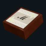Boîte À Souvenirs Boîte Cadeau Monogramme Burlap Et Dentelle<br><div class="desc">Quelle meilleure façon de présenter ce cadeau spécial que de le mettre dans une boîte cadeau originale en bois, c'est un cadeau unique et pratique en soi. Ajoutez cette montre, bijoux, clés de la nouvelle voiture, peu importe. Un cadeau à l'intérieur d'un cadeau - pour une surprise spéciale supplémentaire. Fabriquée...</div>