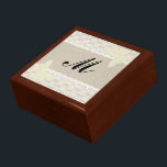 Boîte À Souvenirs Boîte Cadeau Monogramme Burlap Et Dentelle<br><div class="desc">Quelle meilleure façon de présenter ce cadeau spécial que de le mettre dans une boîte cadeau originale en bois, c'est un cadeau unique et pratique en soi. Ajoutez cette montre, bijoux, clés de la nouvelle voiture, peu importe. Un cadeau à l'intérieur d'un cadeau - pour une surprise spéciale supplémentaire. Fabriquée...</div>