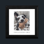 Boîte À Souvenirs Boîte de conservation de photos de chien personnal<br><div class="desc">Une boîte de conservation de photos de chien attachante avec un chien avec son jouet préféré et la légende : "notre bon garçon" avec le nom de votre chien. Personnaliser pour chien garçon ou fille.</div>