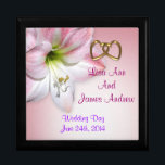 Boîte À Souvenirs Boîte de conservation Mariage<br><div class="desc">Une boîte de conservation Mariage avec des fleurs amaryllis aquarelles sur la toile est arrière - plan avec les noms et la date du couple mariage. Un cadeau parfait pour les mariés et les mariés pour sauver les souvenirs de leur journée spéciale. Customiser avec les noms et la date. Vous...</div>