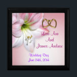 Boîte À Souvenirs Boîte de conservation mariage<br><div class="desc">Boîte de conservation mariage avec aquarelle amaryllis fleurs sur toile look arrière - plan avec les noms et la date du couple mariage. Un cadeau parfait pour la mariée et le marié pour sauver les souvenirs de leur journée spéciale. Customisez avec les noms et la date. Vous pouvez également modifier...</div>