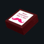 Boîte À Souvenirs Boîte de conservation pour la moustache rose<br><div class="desc">Ce design musclé est parfait pour les couples qui veulent ajouter une touche d'humour et de personnalité à leur papeterie mariage. Le design pourrait également être utilisé sur une variété de produits, comme les faveurs de fête, les décorations et d'autres accessoires mariages. Les couleurs et éléments graphiques audacieux feront ressortir...</div>