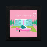 Boîte À Souvenirs Boîte de garde pour bijoux en bois Retro Palm Spri<br><div class="desc">Entre l’arrière - plan rose, la maison moderne turquoise du milieu du siècle et la voiture classique des années 1950, ce design ne pouvait pas être plus Palm Springs s’il le disait dans les nuages. Oh, attendez, il le dit dans les nuages ! La pierre bleue et turquoise de la...</div>