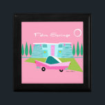 Boîte À Souvenirs Boîte de garde pour bijoux en bois Retro Palm Spri<br><div class="desc">Entre l’arrière - plan rose, la maison moderne turquoise du milieu du siècle et la voiture classique des années 1950, ce design ne pouvait pas être plus Palm Springs s’il le disait dans les nuages. Oh, attendez, il le dit dans les nuages ! La pierre bleue et turquoise de la...</div>