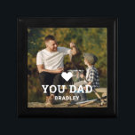 Boîte À Souvenirs BON COEUR VOUS AIME PÈRE Noms de photos<br><div class="desc">Cute HEART LOVE YOU PAD Photo Names Cadeaux Boxes contient votre photo préférée avec le texte "(love heart) you Dad" en script blanc moderne avec vos noms ci-dessous. Personnalisez en modifiant le texte dans la zone de texte fournie et en ajoutant votre propre image. Parfait pour les cadeaux de Noël,...</div>