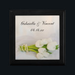 Boîte À Souvenirs Bouquet blanc Tulip Mariage de printemps<br><div class="desc">Customisez l'élégante boîte cadeau de mariage de printemps de Tulip blanche avec les noms personnels de la mariée et du marié et la date de la cérémonie de mariage de mars, avril ou mai printemps. Cette boîte à nuptiale botanique classique présente une photo florale d'un bouquet de fleurs de tulipes...</div>