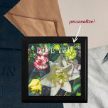 Boîte À Souvenirs Bouquet coloré avec lys<br><div class="desc">Boîte à cadeaux à thème floral boho avec une photo d'un beau bouquet de fleurs colorées (rose jaune, oeillet rose, lis blanc). Grand choix pour la Saint-Valentin ou d'autres occasions spéciales (Fête des mères, anniversaire, anniversaire, fiançailles). Créez une ambiance romantique ! Vous pouvez remplacer le texte "Aimez-vous" par votre propre...</div>