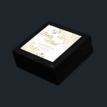 Boîte À Souvenirs Bridesmaid Keepsakry Jewelry Box Mariage Don<br><div class="desc">Cette belle boîte de garde ou de bijoux est conçue comme un cadeau ou une faveur mariage pour les demoiselles d'honneur. Conçu pour se coordonner avec notre Gold Foil Elegant Wedding Suite, il est doté d'une bordure fleurie à faux papier d'or avec le texte "Femme de ménage" ainsi que d'un...</div>
