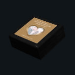 Boîte À Souvenirs Bronze 8e anniversaire mariage photo femme boîte c<br><div class="desc">Boîte cadeau de 8° anniversaire en bronze effet coeur de conservation de saké trinket. Parfait pour présenter un cadeau spécial supplémentaire pour votre femme lors d'un 8e anniversaire spécial de mariage de bronze ou d'autres occasions spéciales. Personnalisé avec vos propres mots photo et vos propres dates. Conçu par Sarah Trett...</div>