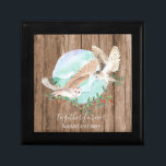 Boîte À Souvenirs BUDGET Nouveaux mariés Cadeaux de mariage personna<br><div class="desc">Ajoutez votre propre texte afin de personnaliser cette magnifique illustration de deux chouettes en vol. Un cadeau idéal pour les jeunes mariés pour les amis.</div>