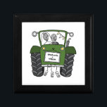 Boîte À Souvenirs Cadeau de Mariage campagnard de tracteur personnal<br><div class="desc">Un cadeau mariage de ferme tracteur qui peut être personnalisé avec les deux noms du couple. Si vous souhaitez modifier la taille ou la police des noms,  cliquez sur le bouton modifier pour customiser plus loin. Le faisceau du tracteur est dans une crème subtile et blanche.</div>