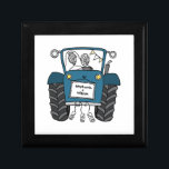 Boîte À Souvenirs Cadeau personnalisé Mariage campagnard tracteur bl<br><div class="desc">Un cadeau mariage de ferme tracteur qui peut être personnalisé avec les deux noms du couple. Si vous souhaitez modifier la taille ou la police des noms,  cliquez sur le bouton modifier pour customiser plus loin. Le faisceau du tracteur est dans une crème subtile et blanche.</div>