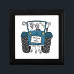 Boîte À Souvenirs Cadeau personnalisé Mariage campagnard tracteur bl<br><div class="desc">Un cadeau mariage de ferme tracteur qui peut être personnalisé avec les deux noms du couple. Si vous souhaitez modifier la taille ou la police des noms,  cliquez sur le bouton modifier pour customiser plus loin. Le faisceau du tracteur est dans une crème subtile et blanche.</div>