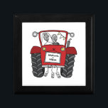 Boîte À Souvenirs Cadeau personnalisé Mariage campagnard tracteur ro<br><div class="desc">Un cadeau mariage de ferme tracteur qui peut être personnalisé avec les deux noms du couple. Si vous souhaitez modifier la taille ou la police des noms,  cliquez sur le bouton modifier pour customiser plus loin. Le faisceau du tracteur est dans une crème subtile et blanche.</div>
