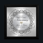 Boîte À Souvenirs Cadeau pour le 25e anniversaire du Mariage<br><div class="desc">Commémorez votre 25e anniversaire de mariage avec ce design élégant,  un mandala noir orné sur une Image de texture métallique argentée. Ils sont ornés de diamants blancs pour chaque heure - texte personnalisable en noir à l'intérieur d'un cercle brillant en argent.</div>