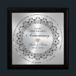 Boîte À Souvenirs Cadeau pour le 25e anniversaire du Mariage<br><div class="desc">Commémorez votre 25e anniversaire de mariage avec ce design élégant,  un mandala noir orné sur une Image de texture métallique argentée. Ils sont ornés de diamants blancs pour chaque heure - texte personnalisable en noir à l'intérieur d'un cercle brillant en argent.</div>