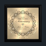 Boîte À Souvenirs Cadeau pour le 50e anniversaire du Mariage<br><div class="desc">Commémorez votre 50e anniversaire de mariage avec ce design élégant,  un mandala noir orné sur un arrière - plan d'or métallique Image. Ils sont ornés de diamants blancs - texte personnalisable en noir dans un cercle doré brillant.</div>