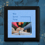 Boîte À Souvenirs Cadeaux personnalisés élégants pour les amis qui s<br><div class="desc">Offrez des sentiments sincères avec notre boîte cadeau personnalisé pour amis qui déménagent dans le bleu, un geste personnalisé pour les amis qui se lancent dans de nouvelles aventures. L'ombre bleue paisible reflète la vaste étendue de possibilités ouvertes, symbolisant l'esprit de changement. Customisez la boîte avec votre touche personnelle, qu'il...</div>