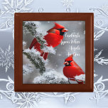Boîte À Souvenirs Cardinaux de bijoux en bois apparaissent Angels pr<br><div class="desc">Bijoux en bois ou boîte de conservation, disant, Cardinals Apparaissent Quand les anges sont proches, avec deux cardinal rouge dans un arrière - plan enneigé. Après que ma mère a été promue à la vie éternelle, les trois filles ont continué à voir des cardinaux ! Nous avons tous dit que...</div>