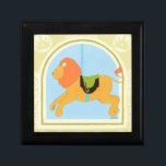 Boîte À Souvenirs Carousel Lion par Juin Erica Vess<br><div class="desc">Le roi de la jungle est rendu comme un animal carrousel dans cette pièce par Juin Erica Vess. Avec un visage souriant,  c'est une impression très conviviale pour les enfants. Achetez-le aujourd'hui et mettez-le sur le mur de la crèche de votre enfant!</div>