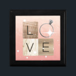 Boîte À Souvenirs Carreaux L-o-v-e<br><div class="desc">Célébrez l'amour,  la romance et les nuptiaux à venir avec ce magnifique design qui présente des carreaux de lettre en bois et un anneau fiançailles pour épeler le mot LOVE.</div>