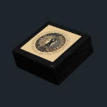 Boîte À Souvenirs Celestial Sun Moon Stars Midnight Sky Personnalisé<br><div class="desc">Un élégant carreau de lune de soleil éthérée qui peut être customisé avec votre propre citation préférée ou votre nom. Vous pouvez les utiliser pour des décors à la maison, comme dessous de verre ou comme carrelage décoratif. Arrière - plan couleur sable. Vous pouvez ajouter votre devis préféré ou votre...</div>