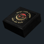 Boîte À Souvenirs Champignons Magiques Rouge & Or Crescent Moon sur<br><div class="desc">Faites une déclaration avec cette amusante illustration de badge de champignons magiques rouges et or avec un cadre de cercle de points d'or et une lune de croissant d'or sur un arrière - plan noir - simple typographie personnalisable en or.</div>