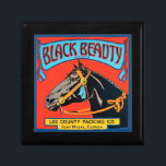 Boîte À Souvenirs Cheval de beauté noir sur Arrière - plan rouge<br><div class="desc">Ce étiquette de caisse vintage d'un cheval noir sur un arrière - plan rouge plaira à tout amateur d'art vintage. Les couleurs sont très vives et vives. Choisissez cette illustration sur votre produit dès aujourd'hui.</div>