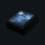 Boîte À Souvenirs Citation personnalisée de la servante d'honneur lu<br><div class="desc">Lunar Sky Pleine lune Celestial Galaxy Aquarelle Design, avec étoiles brillantes de nuit, et Lune brillante Design sur un bleu marine luxueux, bleu pâle, et des touches de couleur d'aquarelle violet. Avec Des Polices De Script De Typographie Moderne. Un design magique branché - Personnalisé Maid of Honor Heartfeel Quote Keepsaké...</div>
