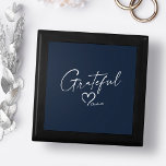 Boîte À Souvenirs Coeur reconnaissant | Votre nom Bijoux boîte cadea<br><div class="desc">Attirez cette énergie positive avec une boîte à bijoux en bois "Gratitude", avec un design personnalisé unique avec "Grateful" en élégant script manuscrit, un beau coeur dessiné à la main et votre nom personnalisé. Dans la mer du Nord bleu, blanc et gris ou facilement modifier la couleur primaire comme vous...</div>