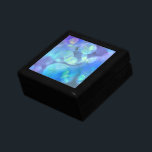 Boîte À Souvenirs Conception abstraite fractionnée surréaliste<br><div class="desc">Une fractale cool éthérée et énergique. Beaucoup de cercles rebondissants,  bulles et tourbillons dans des couleurs variées de bleu cool glacé,  vert menthe doux et diverses teintes de violet. Ce design abstrait surréaliste,  composé de couleurs mélangeant tourbillonnantes,  crée un doux mélange de couleurs et de mouvements.</div>