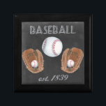 Boîte À Souvenirs Conception vintage du tableau de baseball<br><div class="desc">Conception vintage de Baseball Chalkboard. Artiste : Naomi McCavitt. ID d'image : 106364GG.</div>